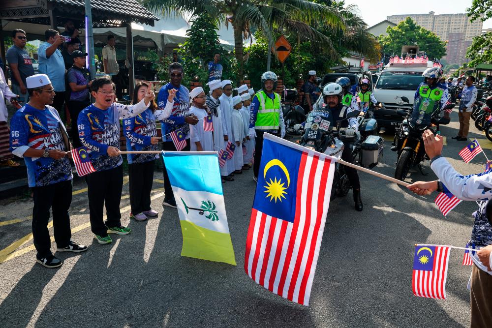 GEORGE TOWN, 26 August -- Penang Chief Minister Chow Kon Yeow (second, left) released a motorcycle convoy in conjunction with the Jaulah Merdeka Ride To Khaira Ummah 4.0 Program at Jamek Jelutong Mosque today. BERNAMAPIX