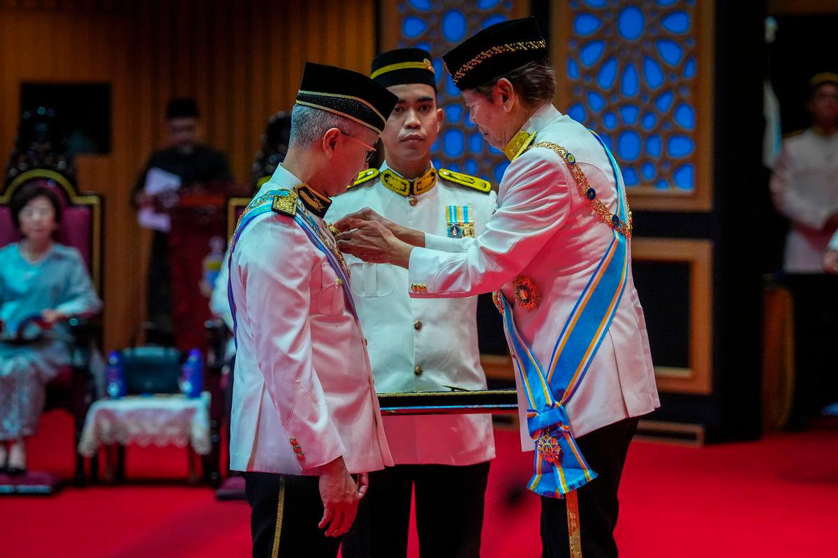 Yang Dipertua Negeri Pulau Pinang Tun Ramli Ngah Talib (kanan) mengurniakan Darjah Panglima Pangkuan Negeri (DPPN) yang membawa gelaran Datuk Seri kepada Menteri Pelaburan, Perdagangan dan Industri, Tengku Datuk Seri Zafrul Abdul Aziz pada Istiadat Penganugerahan Darjah Kebesaran, Bintang dan Pingat Kehormatan Negeri Pulau Pinang sempena Sambutan Hari Ulang Tahun Ke-84 Yang Dipertua Negeri Pulau Pinang semalam-BERNAMA