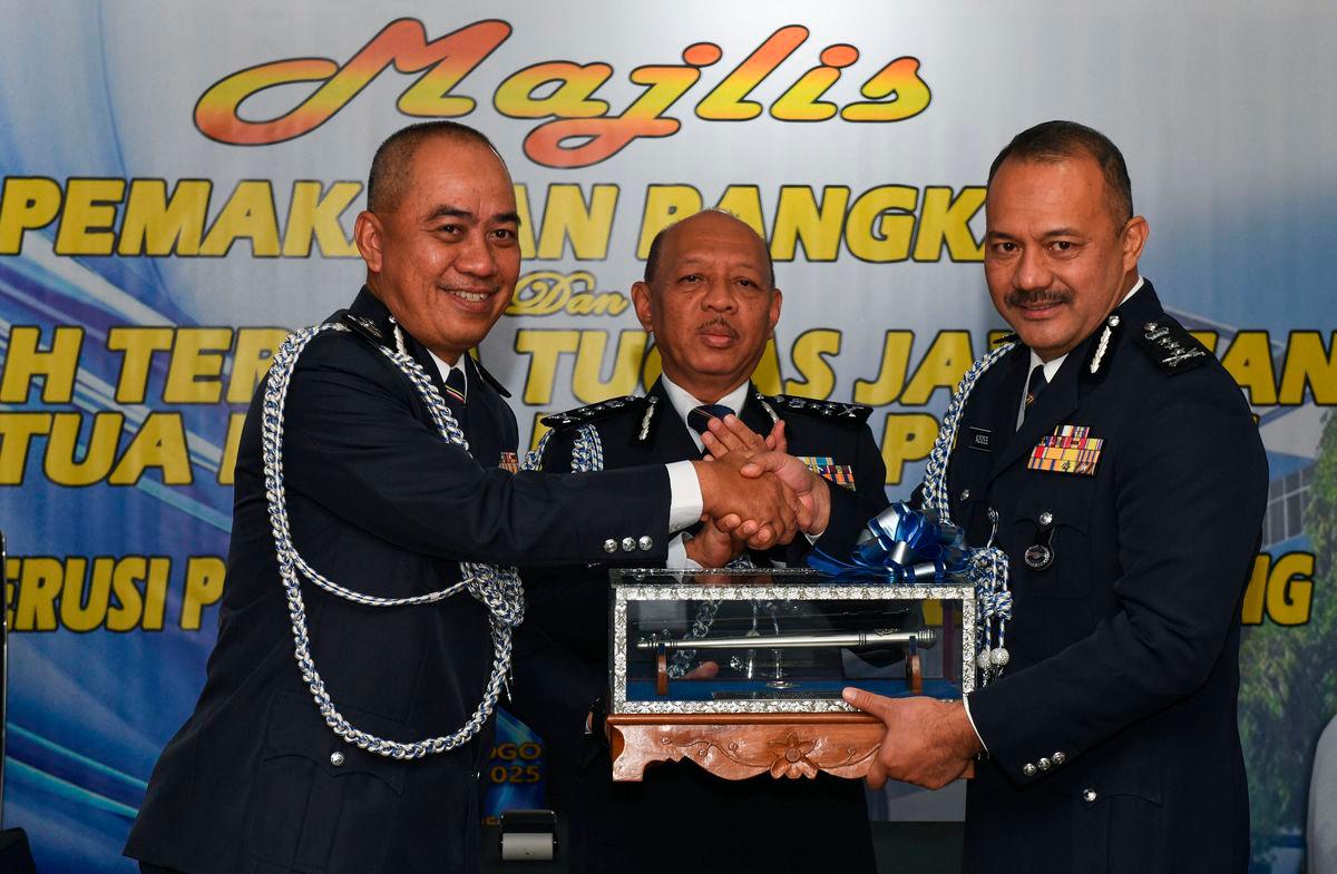 Timbalan Pengarah Pengurusan (Pentadbiran) Bukit Aman Datuk Azizee Ismail (kanan) menerima tongkat kuasa Ketua Polis Pulau Pinang daripada pemangku Ketua Polis yang juga Timbalan Ketua Polis Pulau Pinang Datuk Mohd Alwi Zainal Abidin - fotoBERNAMA