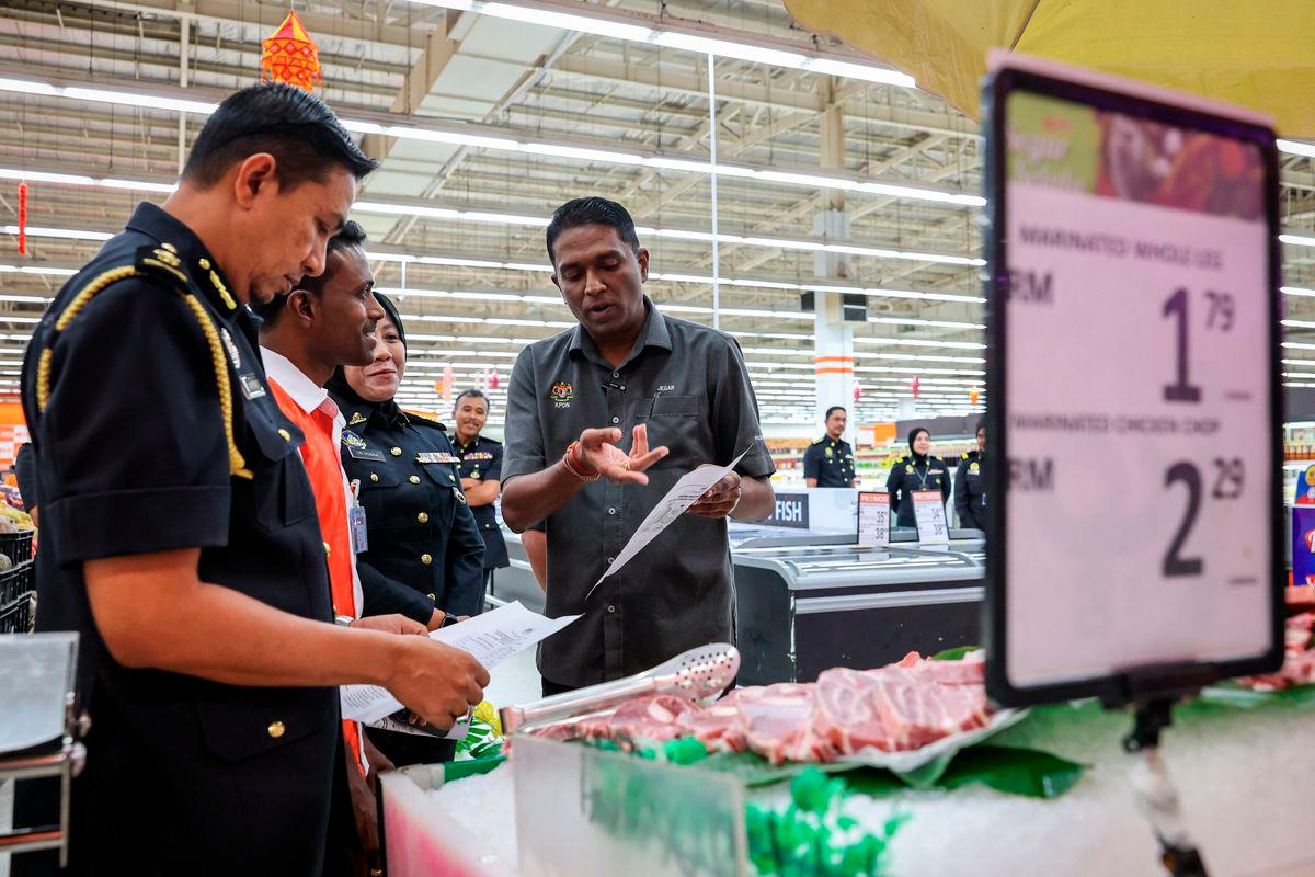 Penang Director of the Ministry of Domestic Trade and Cost of Living (KPDN), S. Jegan (right), conducts a price inspection in conjunction with the implementation of the Deepavali 2025 Festive Season Maximum Price Scheme (SHMMP), which comes into effect today until 22 October 2025 at AEON Big Seberang Jaya. – BERNAMA