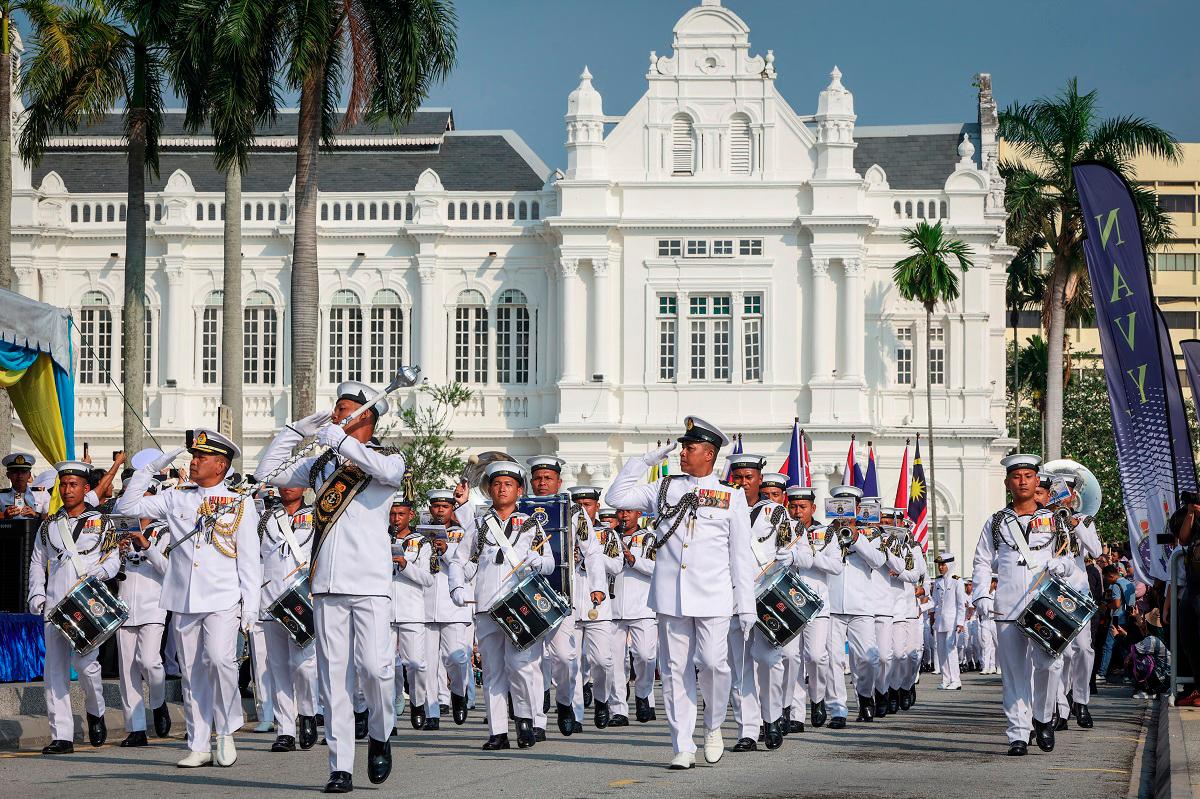 Parade from the Royal Malaysian Navy (RMN) at the ASEAN Navies City Parade in conjunction with Hari Buletin 4.0 at Padang Kota Lama today.