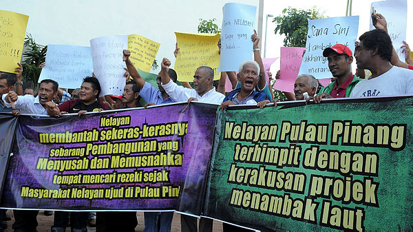 Filepix take on Dec 17 shows a group of fishermen protesting against the Penang South Reclamation (PSR) — Bernama