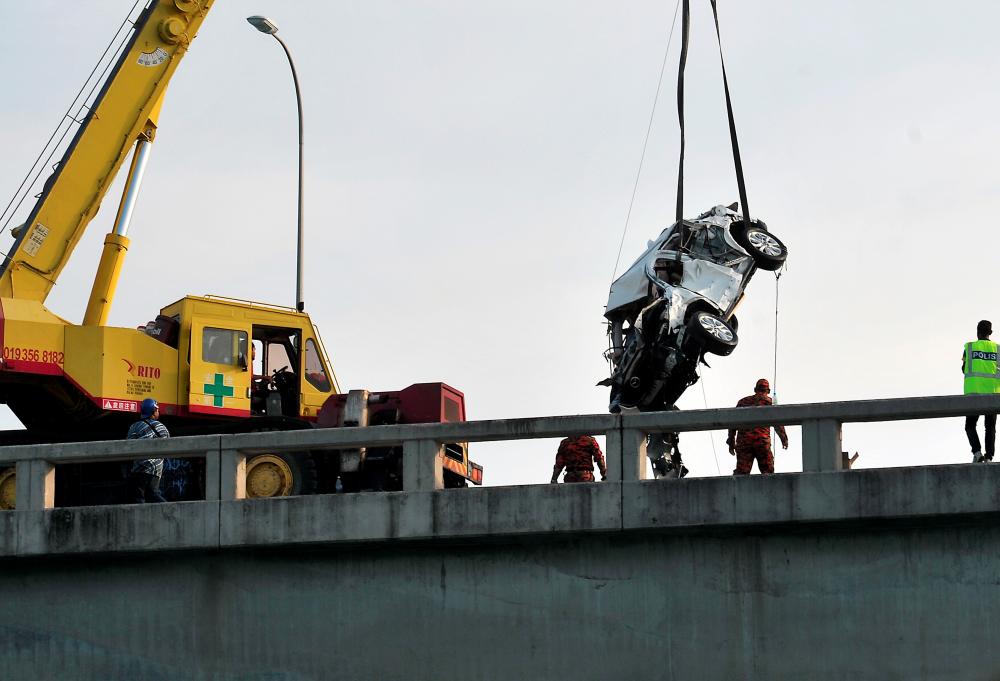 Rescue workers recover a SUV from the sea after it veered off the Penang Bridge on Jan 20, 2019. — Bernama