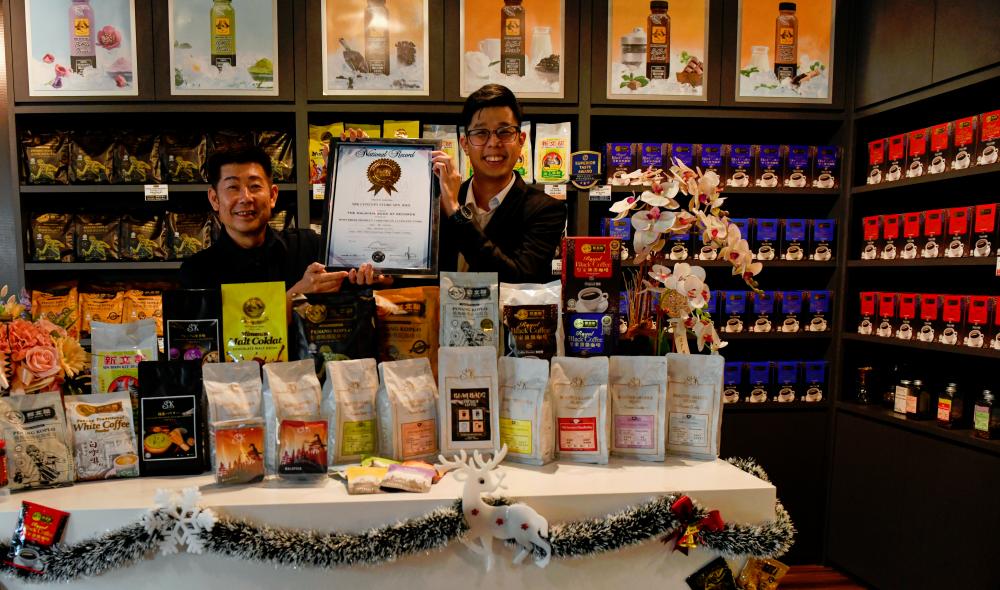 Jonathan Chan (right)/ BernamaPix