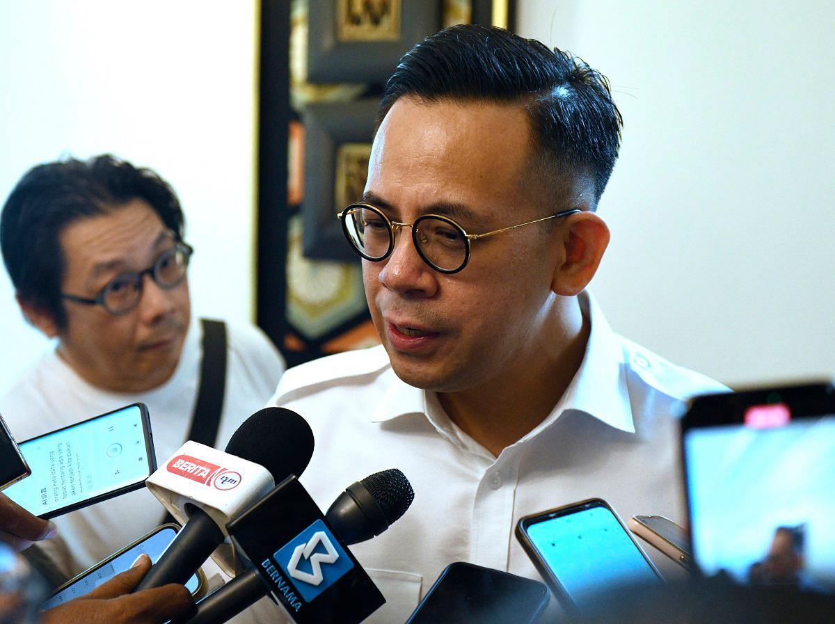 Menteri Sumber Manusia Steven Sim. - fotoBERNAMA
