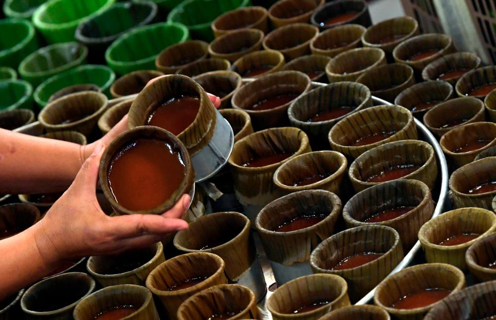 Housewife Lee Li Yong, 51, makes kuih bakul or nian Gao, a Chinese New Year must-have, the traditional way. --fotoBERNAMA (2021) Copyrights Reserved