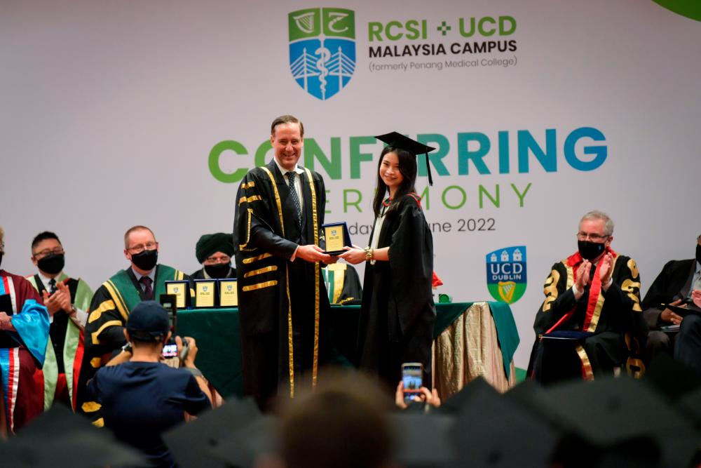 GEORGE TOWN, June 5-President and Chief Executive Officer and Registrar of the Royal College of Surgeons in Ireland &amp; University College Dublin (UCD) Malaysia Campus (RUMC) Prof David Whitford presented the RUMC Award to Por Chia Yin, 24 at the 22nd Awards Ceremony RUMC today. BERNAMAPIX