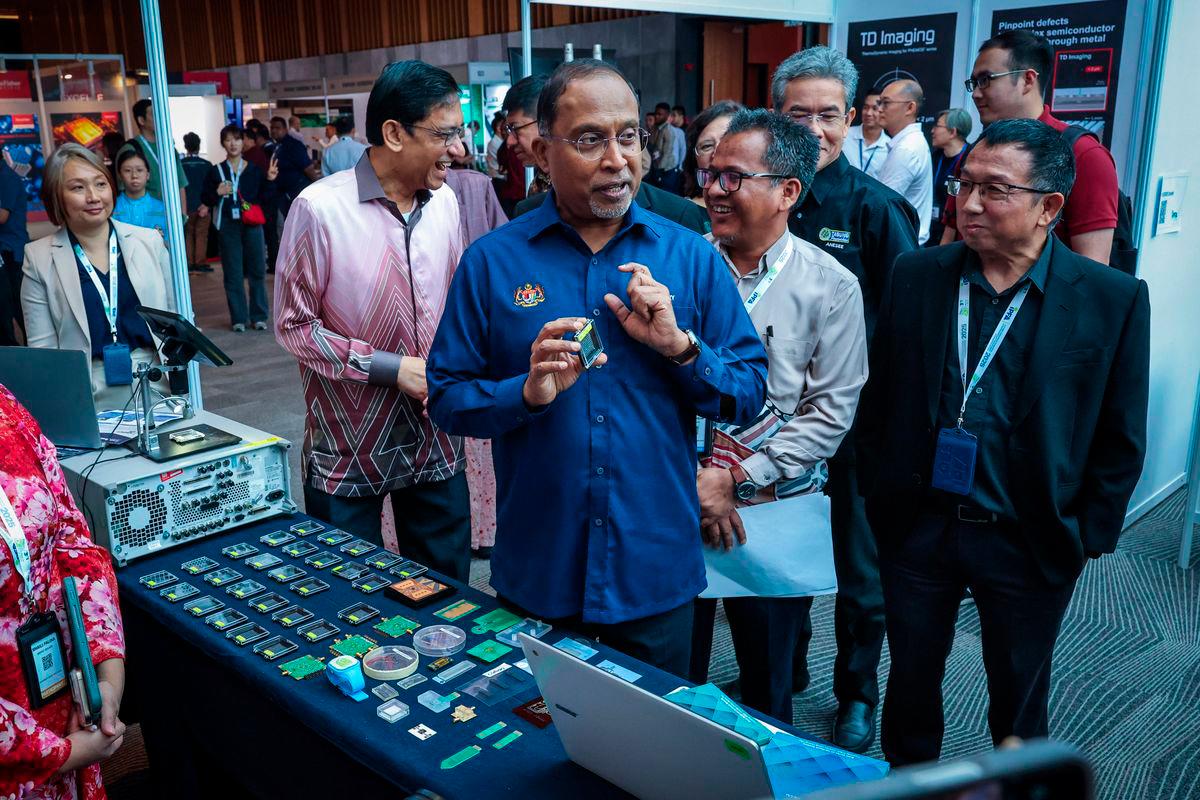 Menteri Pendidikan Tinggi Datuk Seri Dr Zambry Abdul Kadir (tiga, kanan) ketika melakukan lawatan reruai pada 32nd IEEE International Symposium On The Physical And Failure Analysis Of Integrated Circuits (IPFA) 2025 hari ini.
