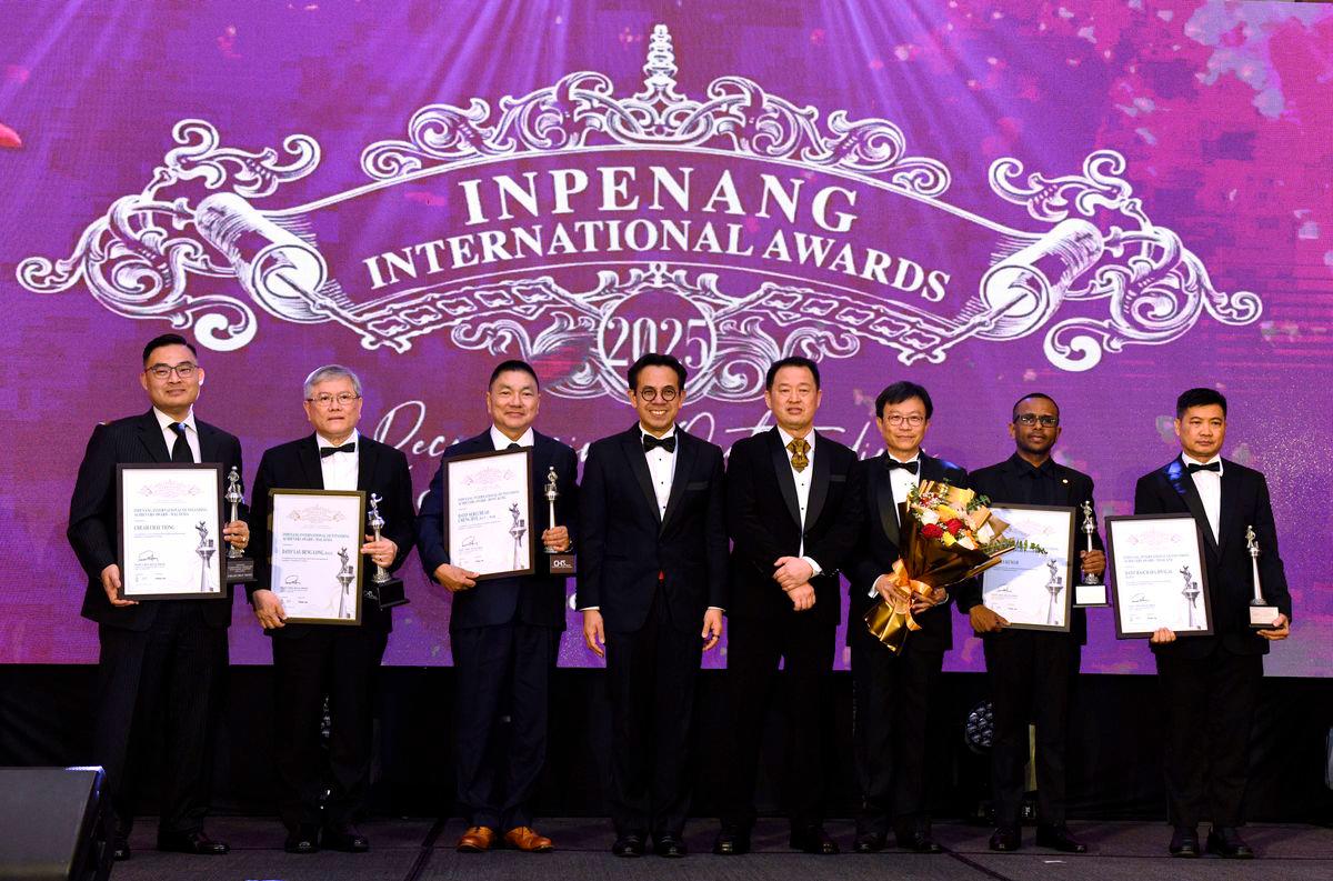 Menteri Sumber Manusia Steven Sim Chee Keong (empat, kiri) dan Presiden INPenang International Awards Datuk Chng Huck Theng (empat,kanan) bergambar dengan penerima-penerima anugerah antarabangsa di Majlis INPenang International Awards 2025 di St Giles Wembley di sini hari ini - BERNAMA
