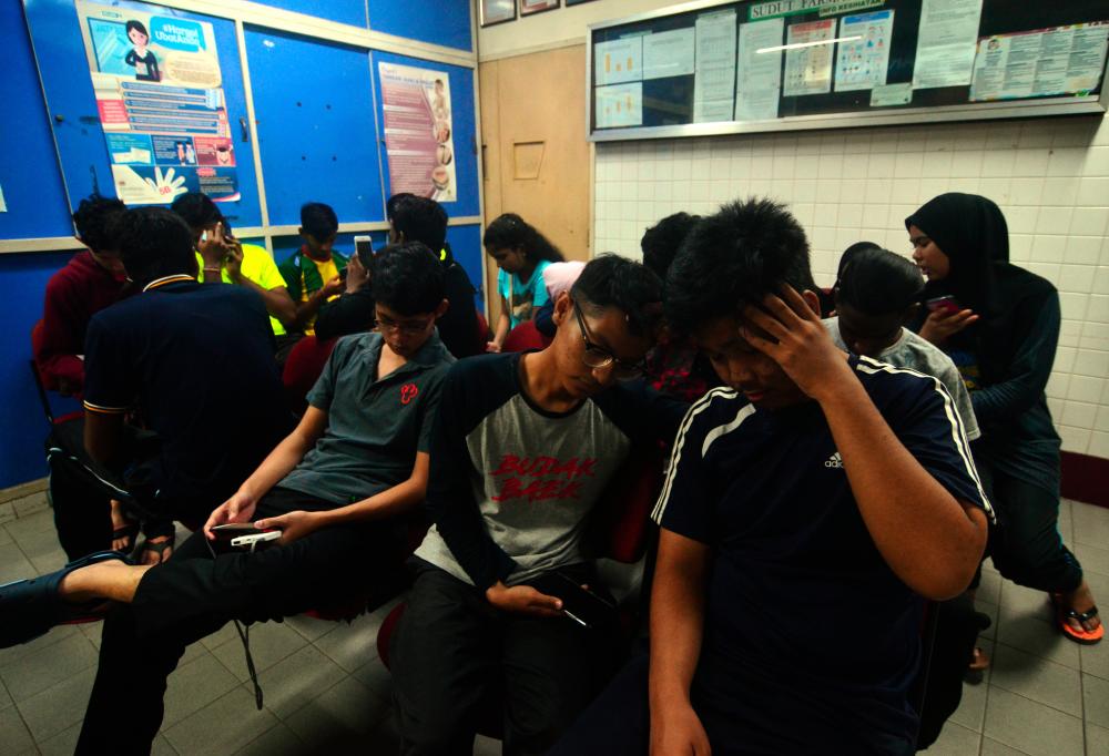 More than 50 semester students from Balik Pulau Polytechnic were rushed to hospital for suspected food poisoning since 4pm yesterday. - Bernama