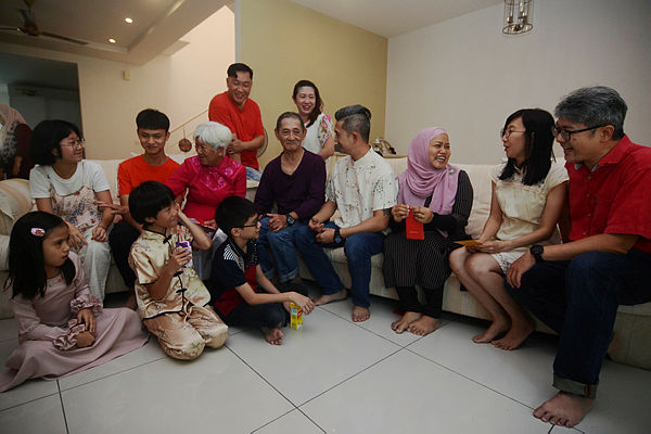 Ben Ooi Chooi Beng (fourth, right) and his wife Ema Ariani (third, right) sharing a moment with Ben’s family members yesterday — Bernama