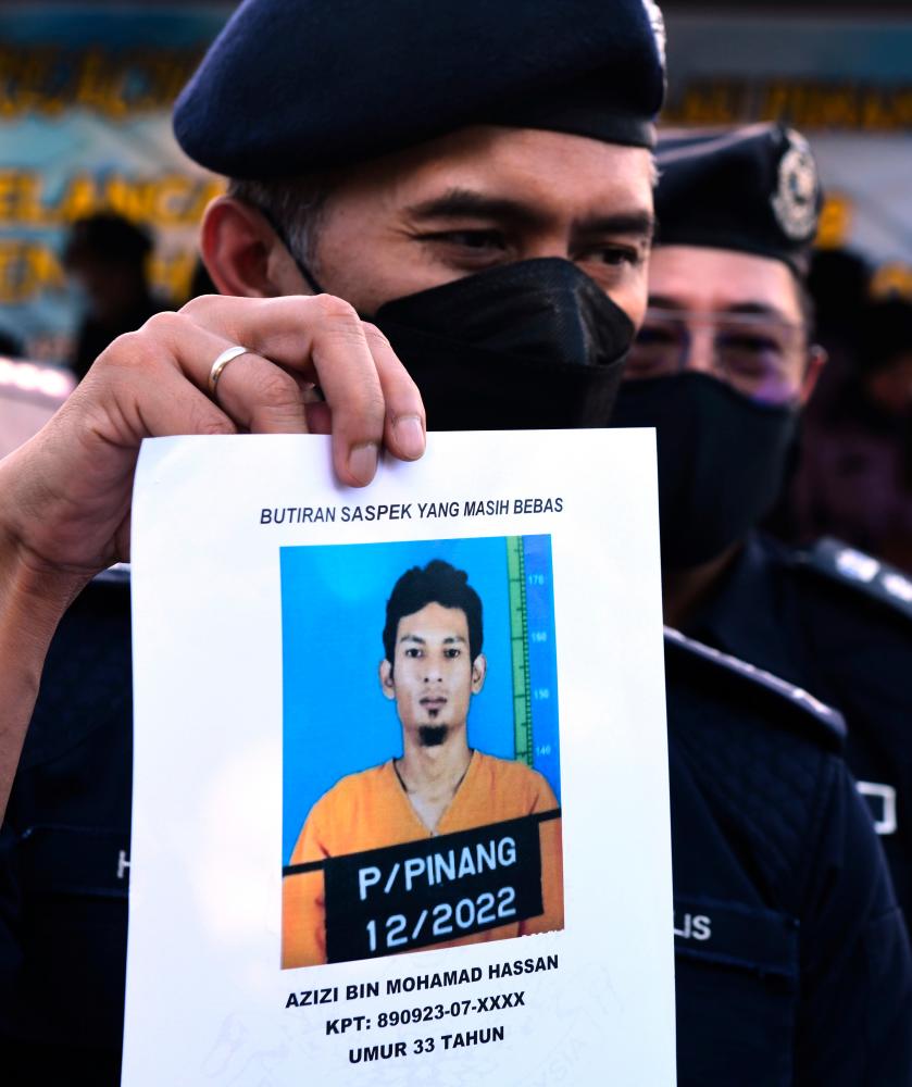 GEORGE TOWN, 27 April -- Ketua Polis Pulau Pinang Datuk Mohd Shuhaily Mohd Zain menunjukkan gambar Orang Kena Tangkap (OKT) dibawah Akta Dadah Berbahaya yang telah melarikan diri dari lokap berpusat Bayan Baru di sini semalam. fotoBERNAMA