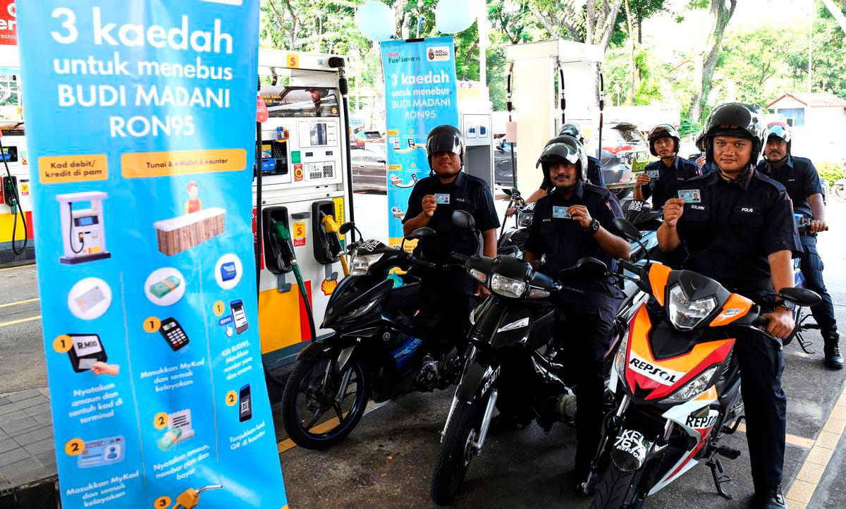 Gambar Hiasan Sahaja: Anggota polis menunjukkan MyKad semasa menikmati subsidi petrol RON95 di stesen minyak Shell Jalan Masjid Negeri pada harga RM1.99 berbanding harga pasaran semasa RM2.05 seliter, menerusi inisiatif BUDI MADANI RON95 (BUDI95) yang bermula hari ini- BERNAMA