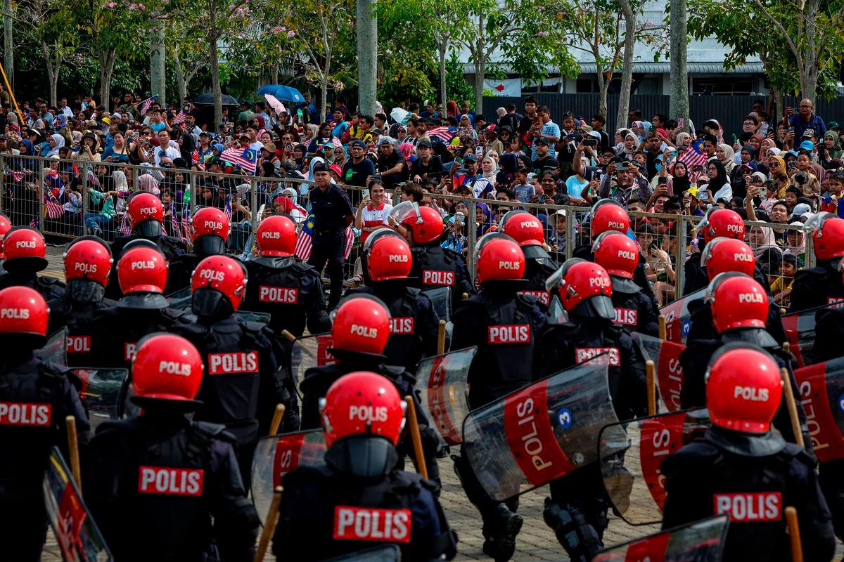 Pasukan Unit Simpanan Persekutuan (FRU) berarak pada acara perbarisan dan perarakan sempena sambutan Hari Kebangsaan 2025 yang bertemakan “Malaysia MADANI: Rakyat Disantuni” di Stadium Batu Kawan hari ini - fotoBERNAMA