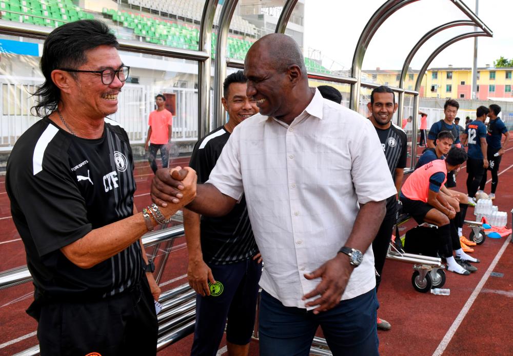 GEORGE TOWN, 1 Jun — Penolong Ketua Jurulatih Penang FC, Chong Yee Fatt (kiri) mengucap tahniah kepada Zainal Abidin Hassan dałam menggalas tugas sebagai Ketua Jurulatih Penang FC bermula hari ini. fotoBERNAMA