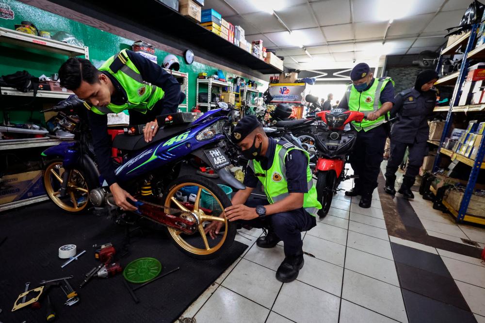 GEORGE TOWN, 2 Feb -- Anggota Jabatan Pengangkutan Jalan (JPJ) Pulau Pinang melakukan pemeriksaan motosikal ketika menjalankan Ops Bengkel di sebuah bengkel motosikal hari ini. fotoBERNAMA