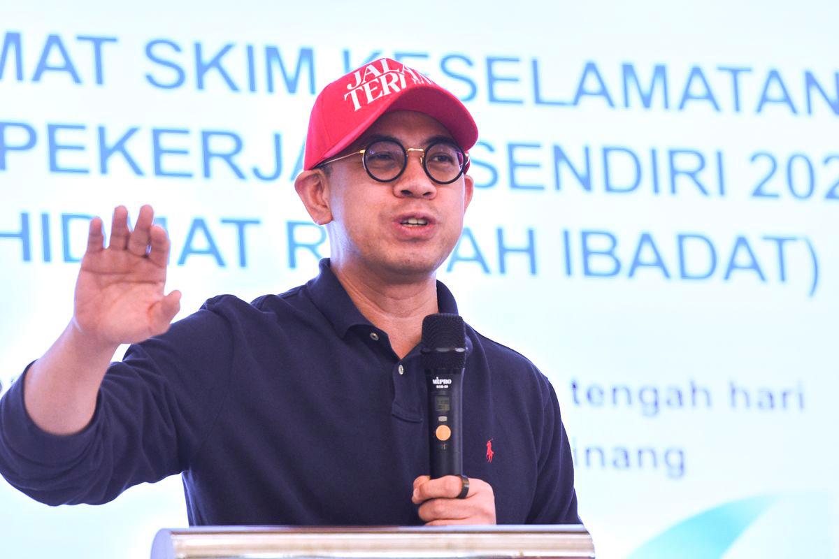 Menteri Sumber Manusia Steven Sim Chee Keong berucap pada majlis Taklimat Skim Keselamatan Sosial Pekerjaan Sendiri 2025 (Perkhidmat Rumah Ibadat) di Pusat Harmony, hari ini. - fotoBERNAMA
