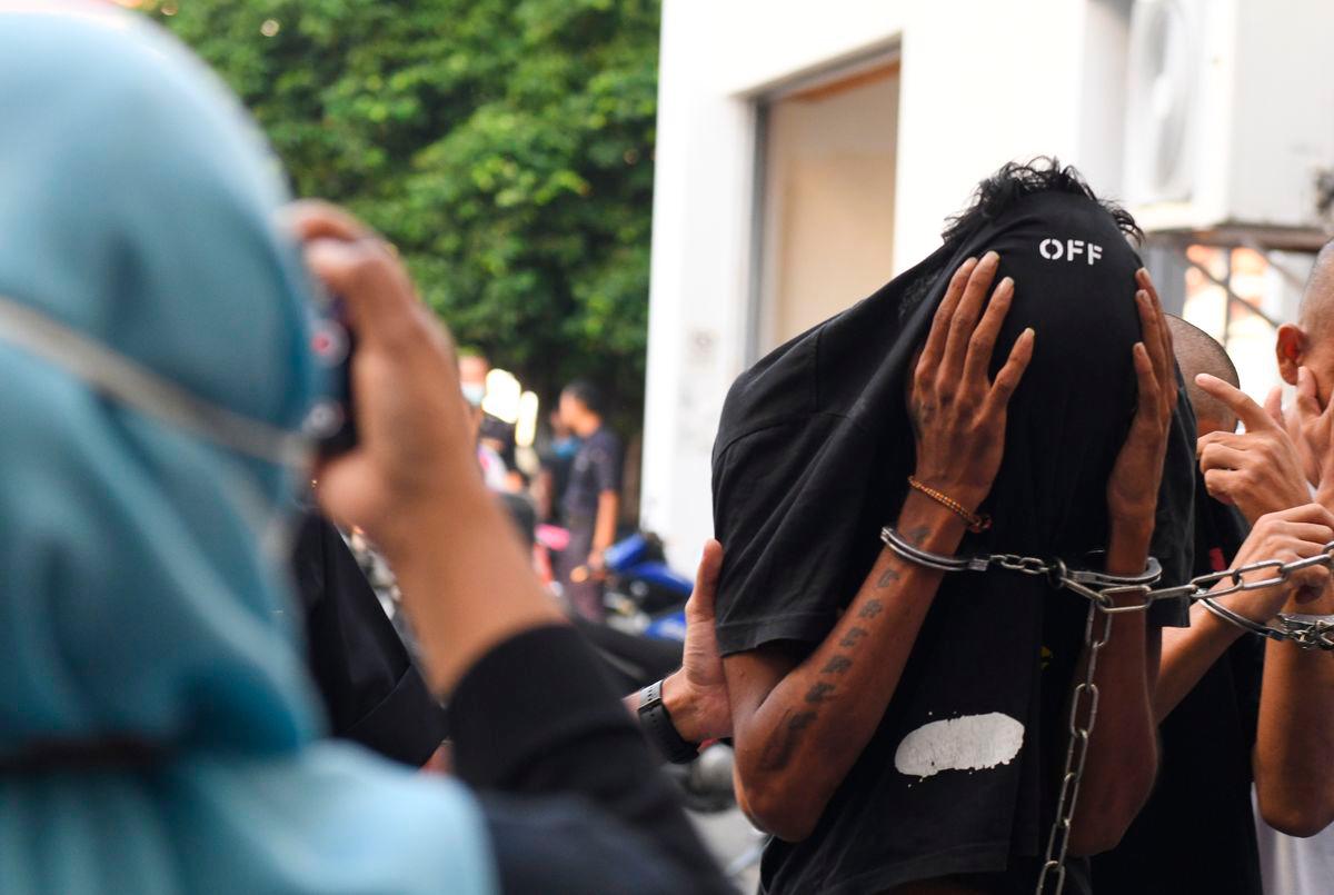 S.Prasanth, 25, (kanan) mengaku bersalah di Mahkamah Sesyen hari ini atas dua pertuduhan merogol dan melakukan persetubuhan luar tabii terhadap seorang warganegara Australia, minggu lepas.