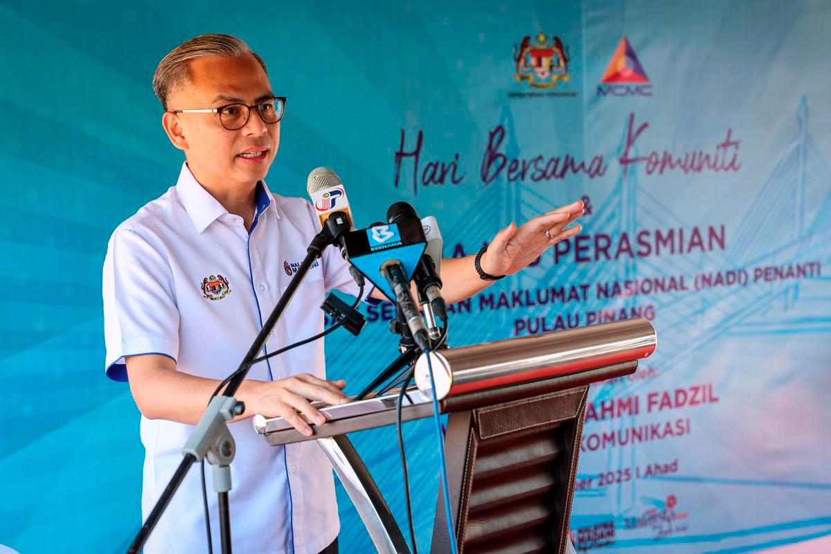 Communications Minister Datuk Fahmi Fadzil at a press conference during the Community Day and Launch of the National Information Dissemination Centre (NADI) Penanti today. - BERNAMA
