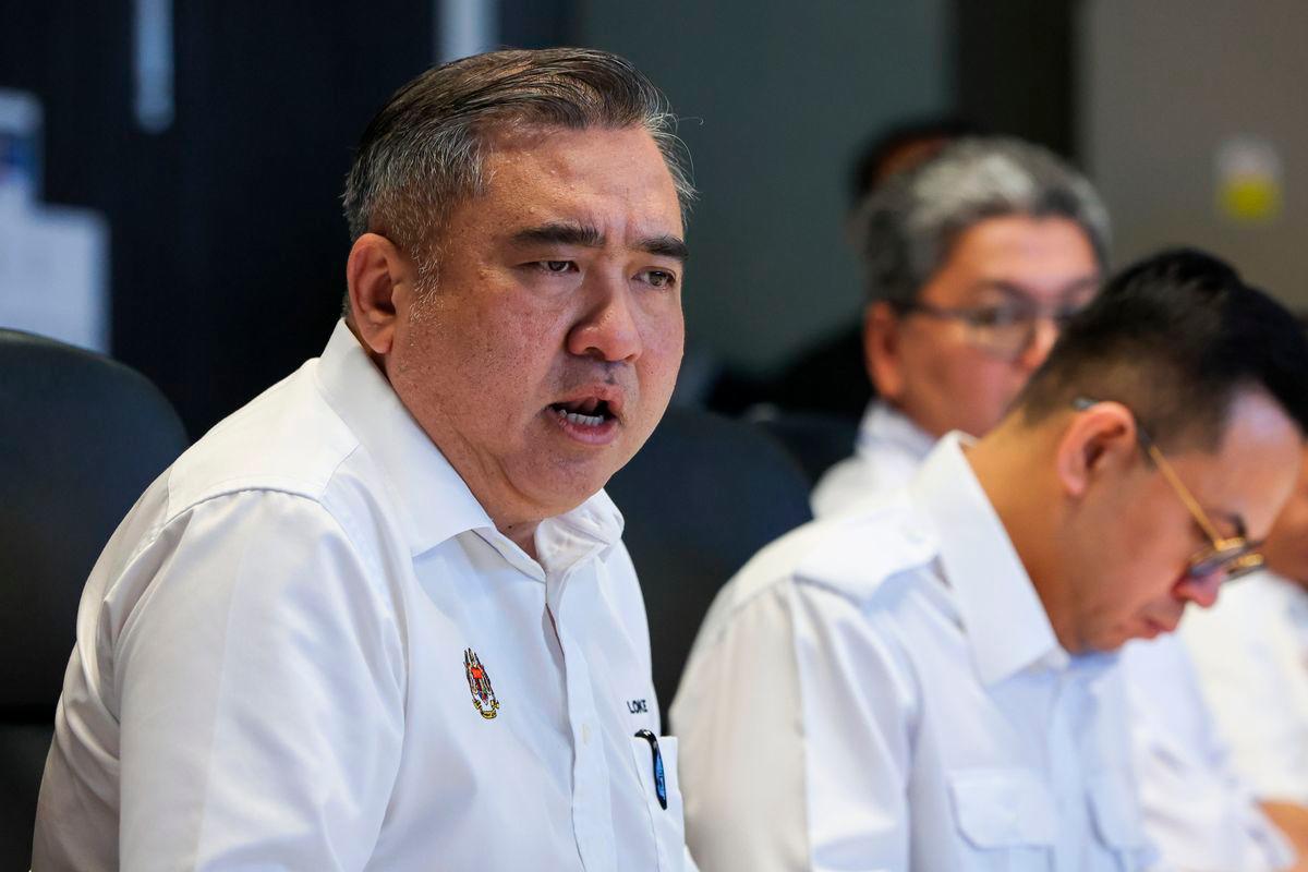 Menteri Pengangkutan Anthony Loke Siew Fook bercakap pada sidang media sempena Majlis Peluncuran Program Professional Advancement in Trucking and Haulage (PATH) Pelabuhan Pulau Pinang 2025, hari ini - fotoBERNAMA