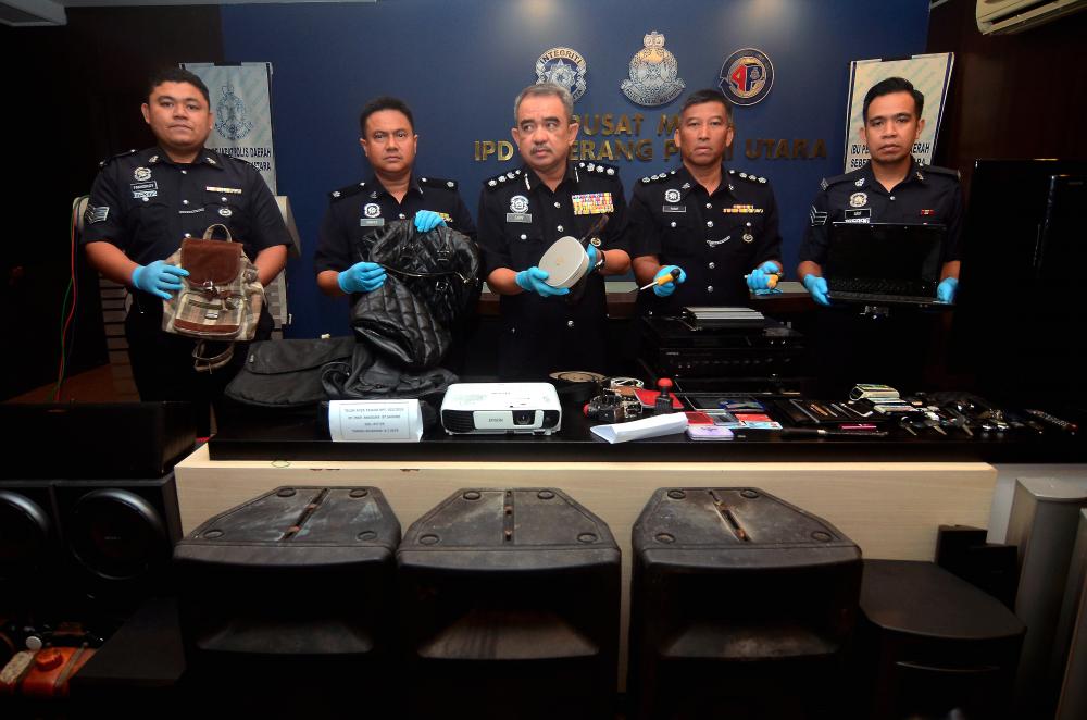 Seberang Perai Utara (SPU) district police chief ACP Noorzainy Mohd Noor (C) along with his officers display the items seized from the luxury car theft gang during a press conference at the Seberang Perai Utara district police headquarters on Oct 22, 2019. - Bernama