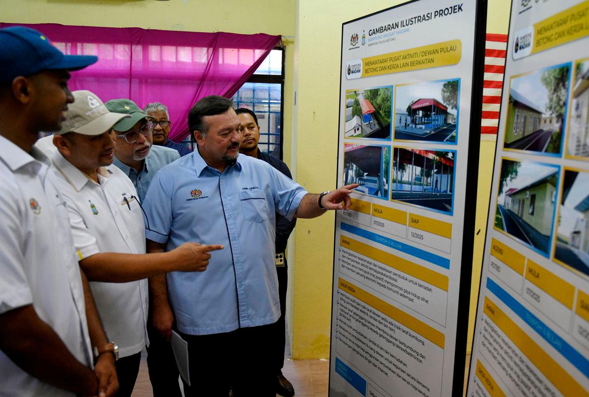 Menteri Kewangan II Datuk Seri Amir Hamzah Azizan meninjau projek naik taraf di sekitar Pulau Betong di sini hari ini - fotoBERNAMA
