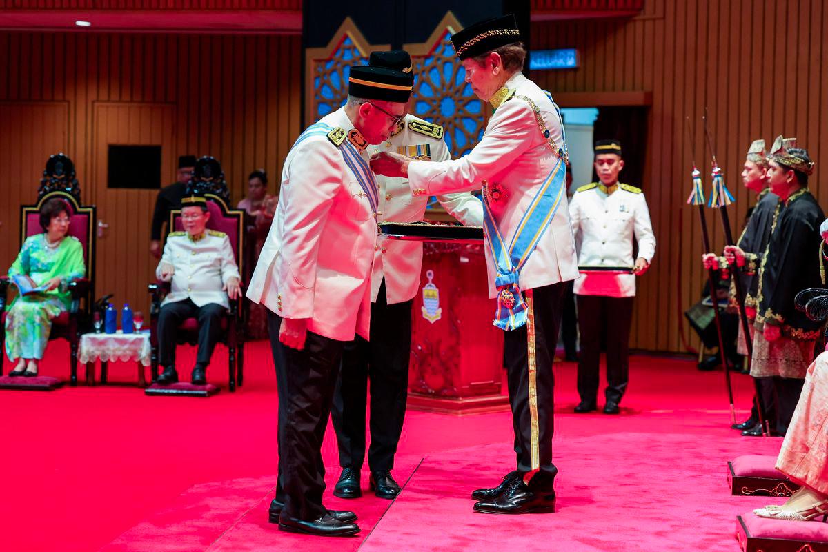 Yang Dipertua Negeri Pulau Pinang Tun Ramli Ngah Talib mengurniakan Darjah Panglima Pangkuan Negeri (DPPN) yang membawa gelaran Datuk Seri kepada Ketua Setiausaha Negara Tan Sri Shamsul Azri Abu Bakar pada Istiadat Penganugerahan Darjah Kebesaran, Bintang dan Pingat Kehormatan Negeri Pulau Pinang sempena Sambutan Hari Ulang Tahun Ke-84 Yang Dipertua Negeri Pulau Pinang hari ini.- fotoBERNAMA