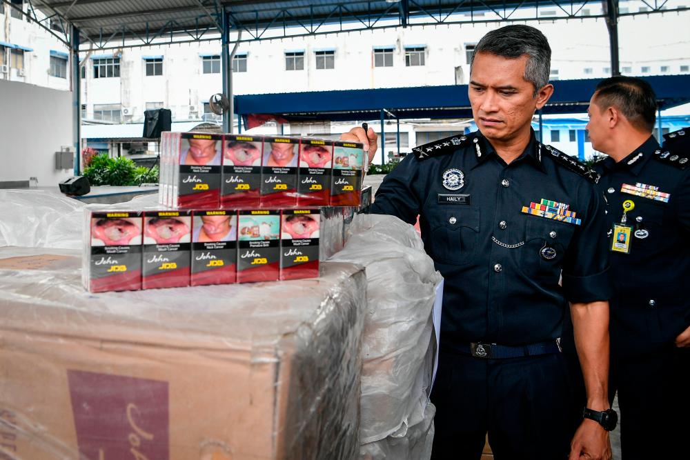 GEORGE TOWN, Sept 29 -- Penang Police Chief Datuk Mohd Shuhaily Mohd Zain showed 198 boxes containing 9,900 cartons of contraband cigarettes worth RM764,000 seized in two raids in the Permatang Tinggi light industrial area and Taman IKS Bukit Tengah last Monday when holding a meeting media at the State Contingent Police Headquarters today. BERNAMAPIX