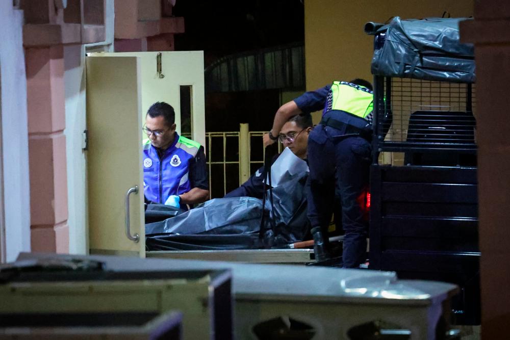 Anggota polis membawa mayat pekerja warga asing yang maut dalam runtuhan sebuah gudang logistik yang sedang dalam pembinaan di Batu Maung ke Jabatan Perubatan Forensik Hospital Pulau Pinang/BERNAMApix