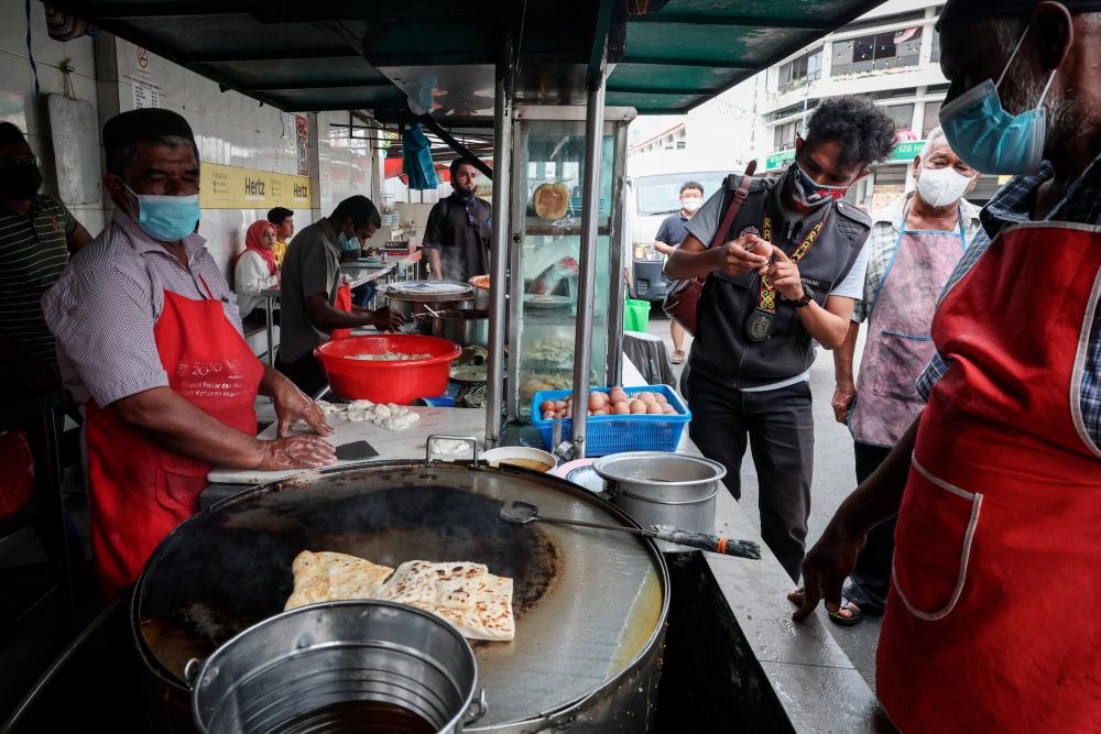 GEORGE TOWN, Jan 2 -- Officers from the Food Safety and Quality Division (BKKM) of the North East District Health Office conducted an inspection at the roti canai stall on Jalan Transfer today. BERNAMAPIX