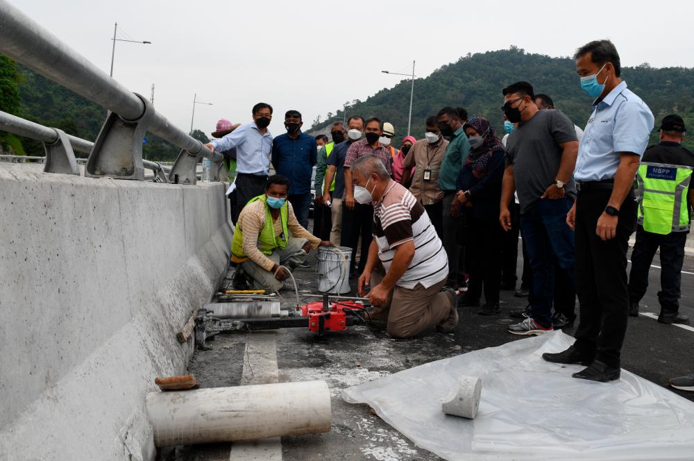 GEORGE TOWN, Feb 11-Penang City Council (MBPP) Mayor Datuk Yew Tung Seang (right) visits Jalan Berkembar Paya Terubong in Jalan Bukit Kukus following the work of widening the water channel pipe through the drainage system. BERNAMApix