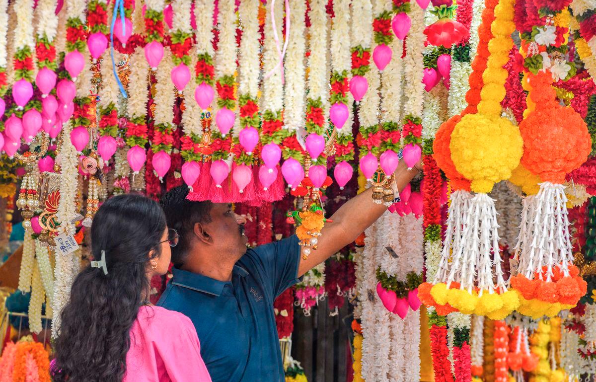 Penganut Hindu membeli-belah perhiasan sebagai persiapan menyambut perayaan Deepavali yang akan disambut pada 20 Oktober ini. - BERNAMA