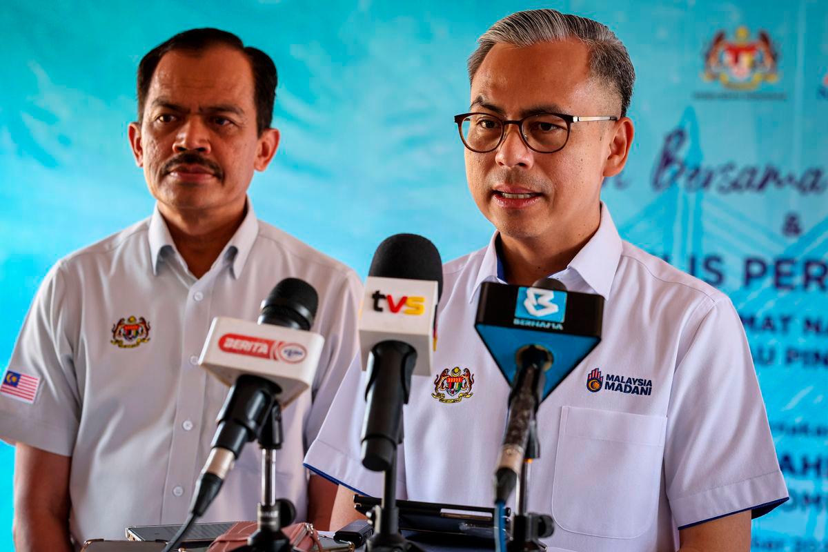Menteri Komunikasi Datuk Fahmi Fadzil ketika sidang media pada Hari Bersama Komuniti Dan Perasmian Pusat Sebaran Maklumat Nasional (NADI) Penanti hari ini. Turut hadir, Ketua Setiausaha Kementerian Komunikasi Datuk Seri Mohamad Fauzi Md Isa (kiri) - fotoBERNAMA