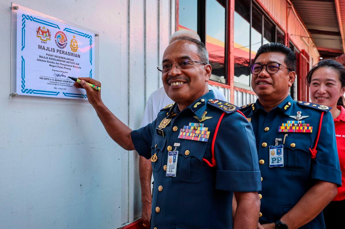 Timbalan Ketua Pengarah (Operasi) Jabatan Bomba dan Penyelamat Malaysia (JBPM), Datuk Ahmad Izram Osman (kiri) menandatangani plak perasmian Pusat Kecemerlangan Majlis Keselamatan Aktiviti Air JBPM di Pangkalan Unit Marin Bomba, Mak Mandin, hari ini - fotoBERNAMA