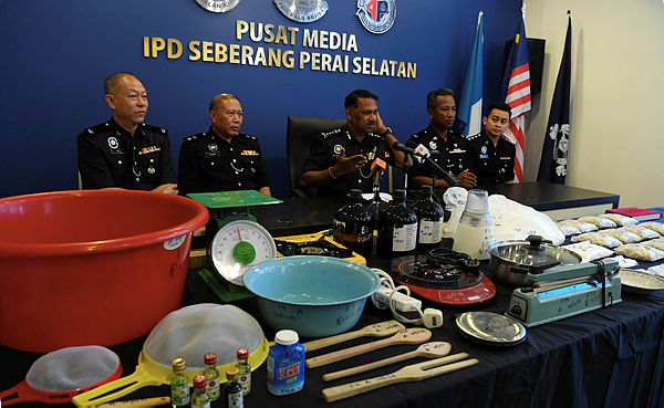 Penang Police chief Datuk T. Narenasagaran (C) holds a press conference at the Seberang Prai Selatan district police headquarters on Feb 22, 2019. — Bernama