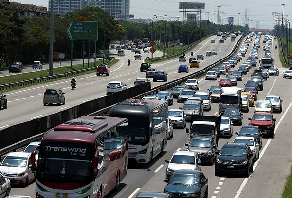 A heavy flow of traffic heading south on the North-South Expressway (PLUS) near Seberang Jaya, during a 1.40pm survey, as people return home after celebrating Hari Raya over the past week. — BBXpress