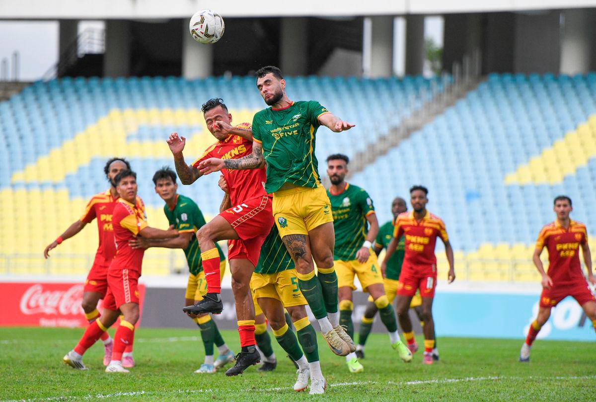 Pemain Selangor FC dan Imigresen FC, merebut bola dalam perlawanan Liga Super di Stadium Negeri Pulau Pinang di sini hari ini. Selangor FC mengalahkan Imigresen FC 3-1. -fotoBERNAMA