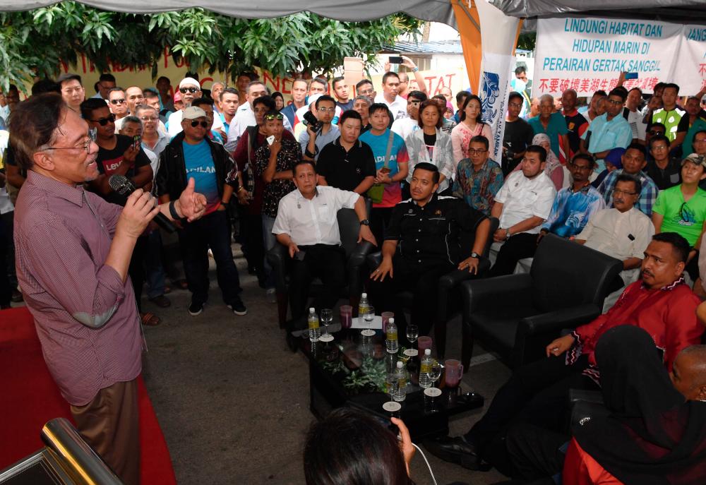 PKR president Datuk Seri Anwar Ibrahim speaks during a meeting with state Fishermen Association and Penang Forum members today, concerning the Penang Southern Reclamation Scheme in southern Penang. - Bernama