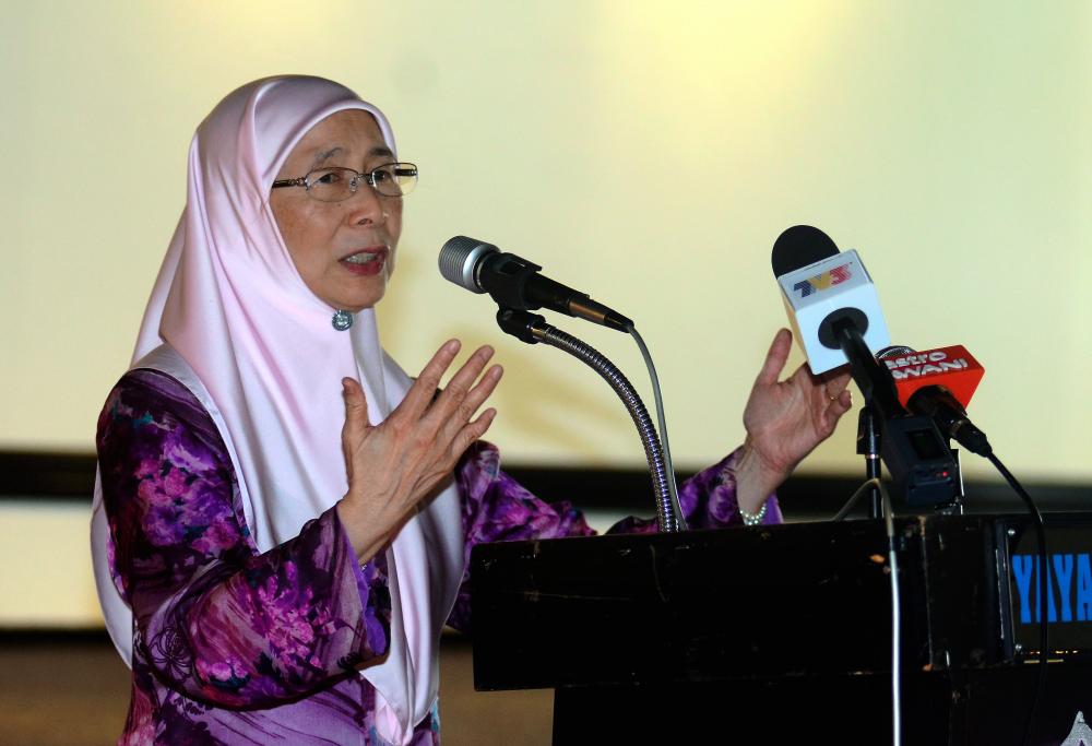 Deputy Prime Minister Datuk Seri Dr Wan Azizah Wan Ismail delivers a speech at the opening Dewan Yayasan Aman at Penanti, Bukit Mertajam on May 24, 2019. - Bernama