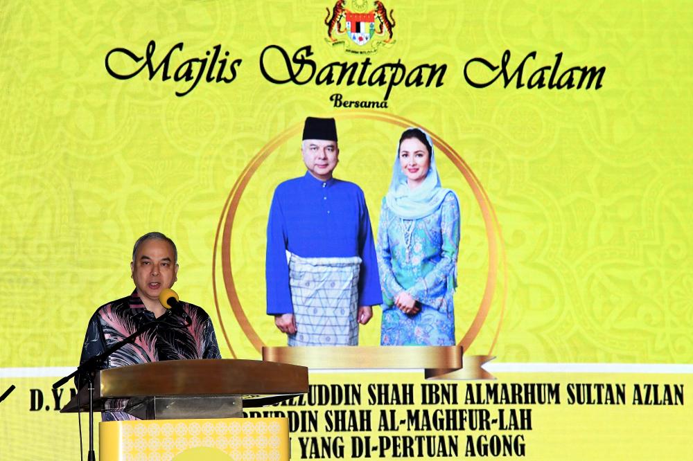 Deputy Yang di-Pertuan Agong Sultan Nazrin Muizzuddin Shah delivers his speech at the ‘Majlis Makan Malam’ organized by the Penang State Government in a hotel on Dec 28, 2018. — Bernama