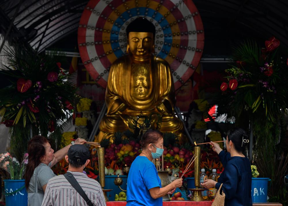 GEORGE TOWN, May 3 -- Buddhists visited the Malaysian Buddhist Association, Jalan Burma to receive blessings in conjunction with the Wesak Day celebration tomorrow. BERNAMAPIX