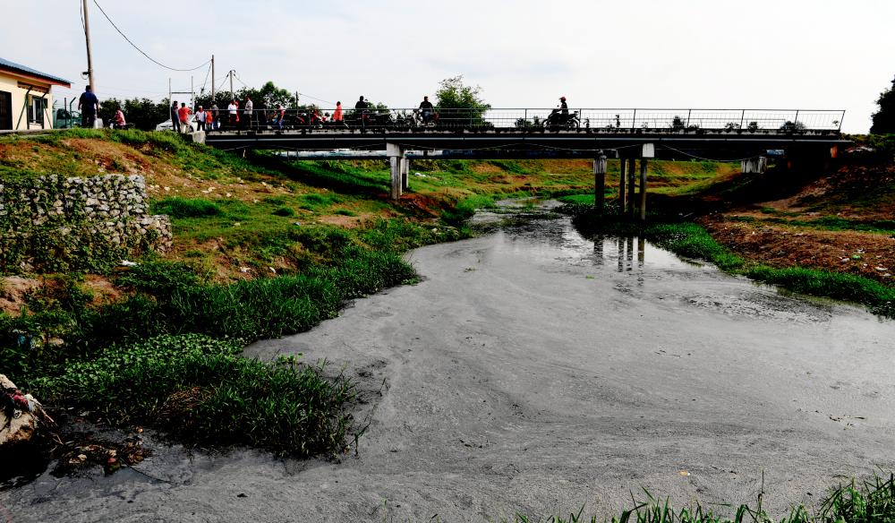The disgusting condition of Sungai Kreh at Kampung Air Melintas Kecil, Tasek Gelugor on April 7, 2019. — Bernama