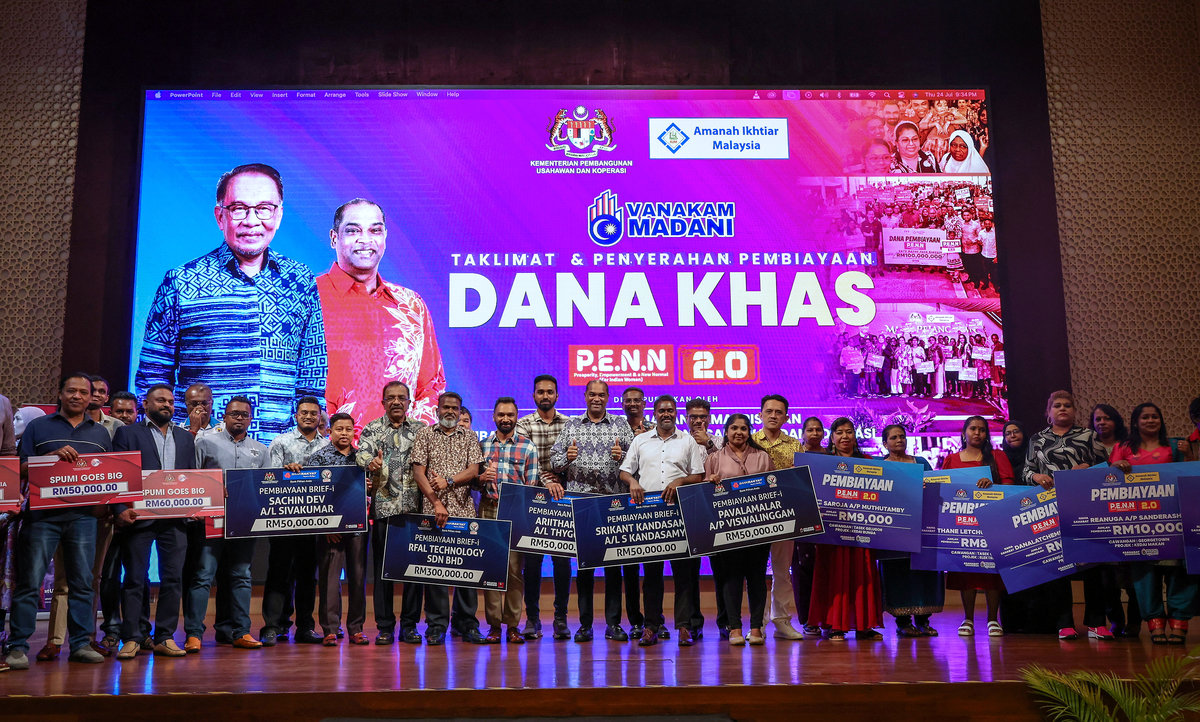 BUTTERWORTH, 24 July -- Deputy Minister of Entrepreneur Development and Cooperatives, Datuk Seri R. Ramanan (centre), with the recipients of the special fund at the PENN 2.0 Special Fund Briefing and Financing Presentation Ceremony last night. – BERNAMA