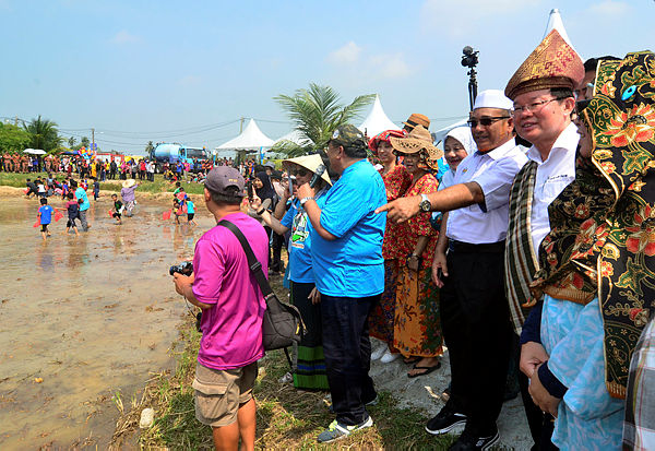 Penang Chief Minister Chow Kon Yeow (two, right), at the Penang International Padi Festival 2.0 in Bukit Mertajam today. — Bernama