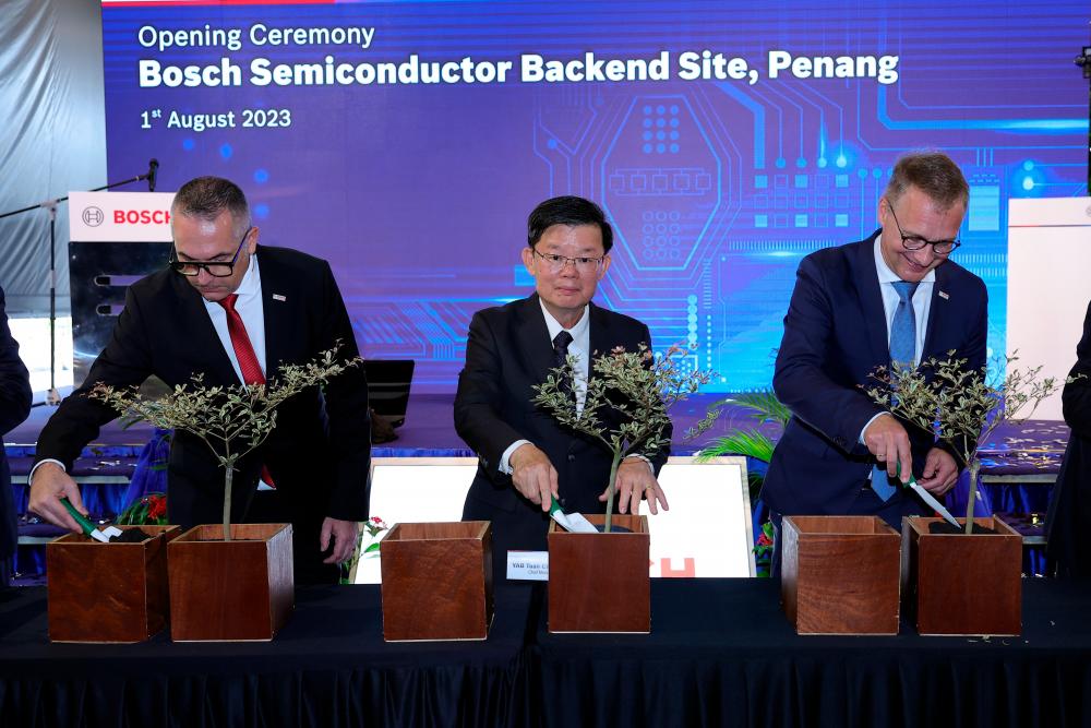 Chow (centre) and Maerder (right) at the opening ceremony of Bosch’s semiconductor back-end site in Batu Kawan, Penang, today. – Bernamapic