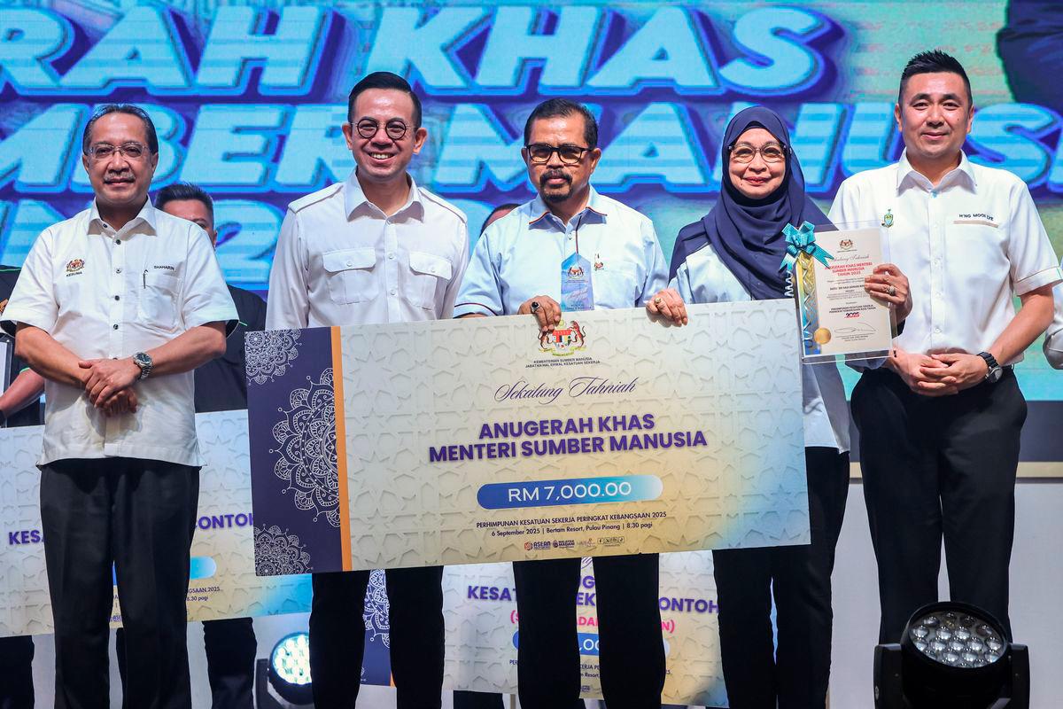 Menteri Sumber Manusia Steven Sim Chee Keong (dua, kiri) menyampaikan Anugerah Khas Menteri Sumber Manusia kepada Presiden Kongres Kesatuan Pekerja-Pekerja di Dalam Perkhidmatan Awam (CUEPACS) Datuk Dr Adnan Mat (tiga, kanan) pada Perhimpunan Kesatuan Sekerja Peringkat Kebangsaan 2025 hari ini- fotoBERNAMA