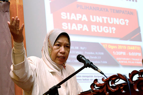 Housing and Local Government Minister Zuraida Kamarudin speaking at the ‘’Local Council Elections: Who Loses, Who Wins’’ public forum in George Town today. — Bernama