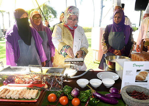 Raja Permaisuri Agong Tunku Hajah Azizah Aminah Maimunah Iskandariah at a luncheon with Women’s Penang Leadership at Pulau Penang — Bernama