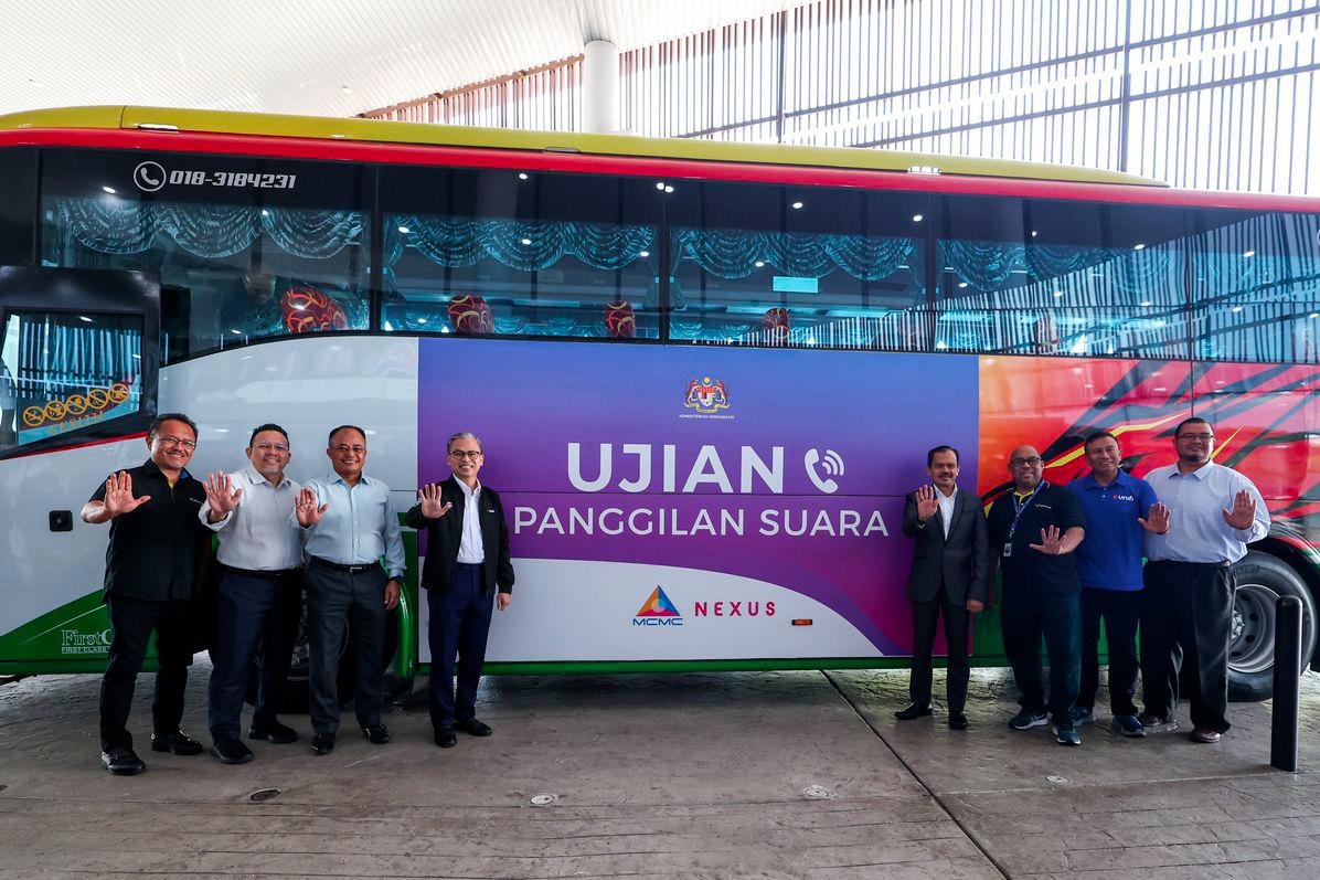Menteri Komunikasi Datuk Fahmi Fadzil (empat, kiri) bergambar bersama Ketua Setiausaha Kementerian Komunikasi Datuk Mohamad Fauzi Md Isa (empat, kanan) serta wakil syarikat telekomunikasi sebelum memantau ujian kualiti liputan telekomunikasi menggunakan aplikasi MCMC Nexus dengan menaiki bas dari Pusat Konvensyen PICCA@Arena Butterworth ke NADI Kubang Semang hari ini. - fotoBERNAMA