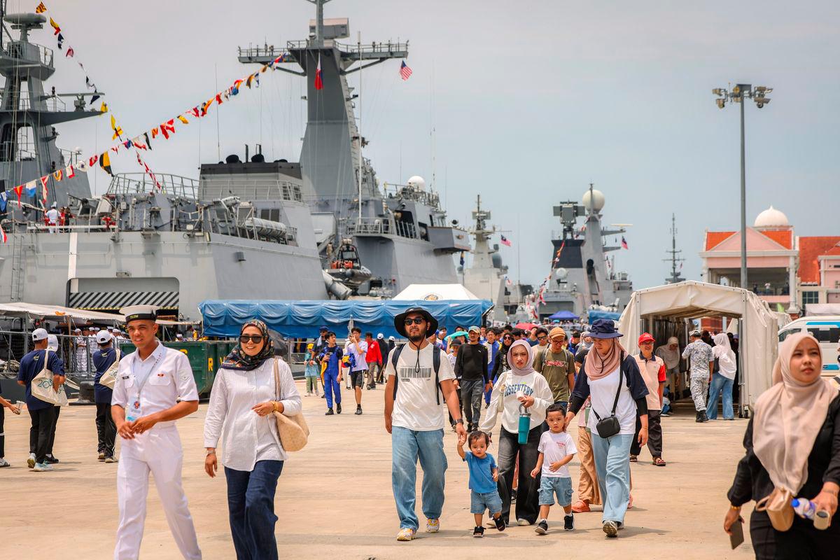 Orang ramai tidak melepaskan peluang menaiki kapal-kapal tentera laut ASEAN pada ASEAN Navies City Parade sempena Hari Buletin 4.0 di Swettenham Pier Cruise Terminal (SPCT) hari ini - BERNAMA